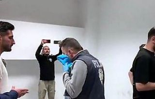 Azerbaycan bayrağını öperek teslim alan polis...