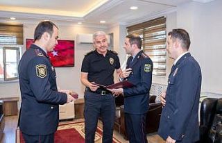 Azerbaycan heyetinden Türk polis memuruna madalya