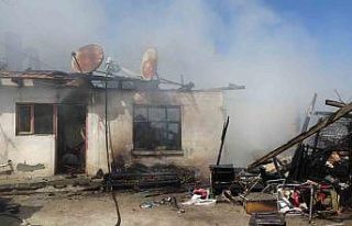 Bahçede yemek yapmak için yakılan ateş evi yaktı