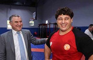 Bakan Bak, Grekoromen Güreş Milli Takımı kampını...