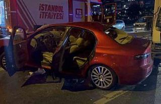 Bakırköy’de kontrolden çıkan otomobil kamyonete...