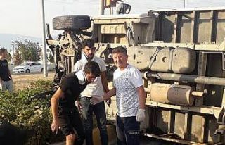 Balıkesir’de otomobil ile kamyonet çarpıştı:...