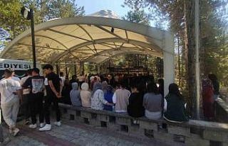 Balkondan düşerek ölen genç kızı okul arkadaşları...