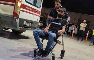 Balkonuna atılan yabancı madde elinde patladı