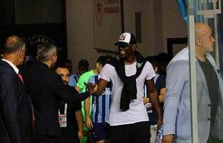Balotelli maçı tribünden izliyor