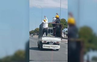 Baretli işçilerin kamyonet kasasında oynaması...