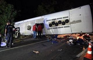 Bariyerleri yıkıp karşı şeride geçen tır otobüse...