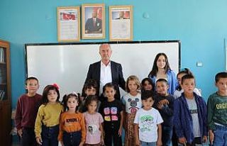 Başkan Akman’dan, öğrencilere kırtasiye malzemesi