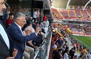 Başkan Büyükkılıç, galibiyeti taraftarlarla...