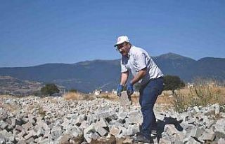 Başkan Doğan, belediye işçileriyle molozların...