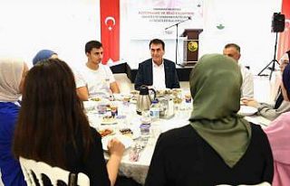 Başkan Dündar, üniversiteyi kazanan öğrencilerle...