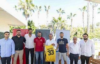 Başkan Seçer, MSK Erkek Basketbol Takımı oyuncuları...