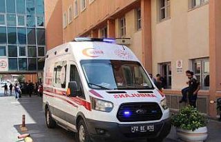 Batman’da motorlu testere ile odun kesen vatandaş...