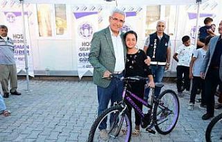 Battalgazi’de depremzede çocuklara bisiklet hediye...