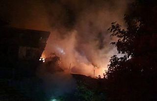 Bayat’ta 2 ev ile 1 samanlık yandı