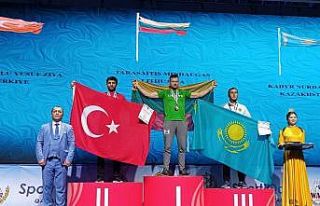 Bayburtlu sporcu Yıldızoğlu bilek güreşinde dünya...