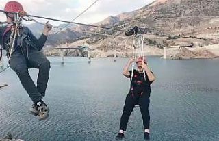 Belediye Başkanı zipline ile deneme geçişi yaparken...