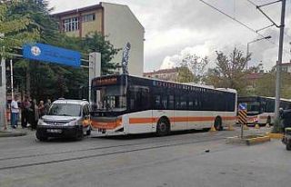 Belediye otobüsü ile hafif ticari araç çarpıştı