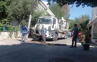 Belediyeden kanal açma ve temizlik çalışması