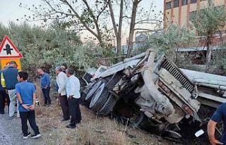Beton mikseri traktör ile çarpıştı: 3 yaralı