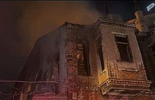 Beyoğlu’nda 2 katlı metruk bina alev alev yandı