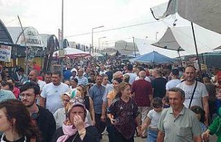 Bin 620 nüfuslu ilçeyi 3 günde yüzbinlerce kişi...