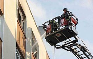 Binada çıkan yangında yatalak kadını kapıyı...