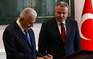 Binali Yıldırım’dan İzmir Valiliğine ziyaret