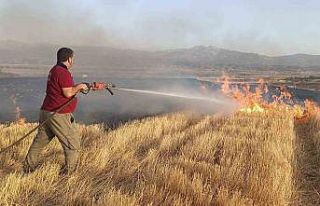 Bingöl’de çıkan ot yangını ekipler tarafından...