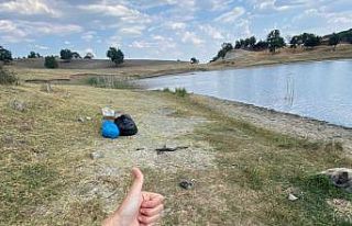 Bir saatte 3 çuval çöp topladılar