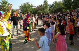 Birinci sınıf öğrencilerine okulda coşkulu karşılama