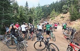 Bisiklet sporcuları zirve için yarıştı