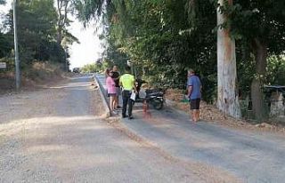 Bisiklet yolunda elektrikli ve motorlu bisiklet kafa...