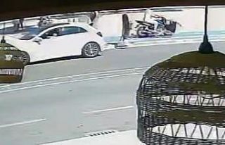 Bisiklet yolunda sürdüğü motosiklet ile kadına...