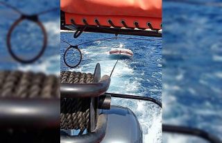 Bodrum açıklarında sürüklenen botu KIYEM ekipleri...