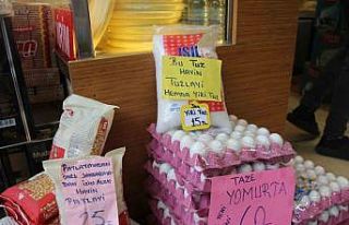 Bu şarküteri dükkanında satılan ürünlerin üzerindeki...