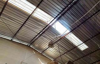 Burdur’da fabrikanın çatısından düşen işçi...