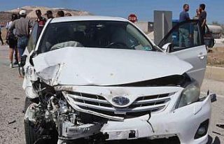 Burdur’da otomobil ile traktör çarpıştı 1’i...