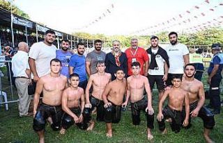 Bursa Büyükşehir Belediyesporlu güreşçiler Balıkesir’den...