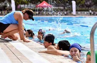 Büyükşehir Belediyesinin yaz dönemi yüzme kursu...