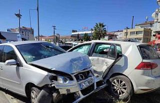 Çarpışan iki otomobil refüje savruldu: 7 yaralı