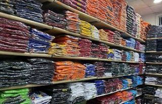 Çarşı pazarda okul kıyafeti alışverişi telaşı