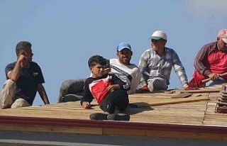 Çatıda çalışan işçilerin seyir zevkine ne alevler...