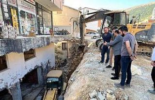 Çelikhan’da ağır hasarlı binaların yıkımı...