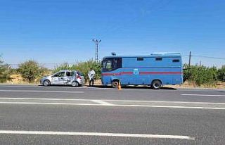 Cezaevi nakil aracı ile otomobil çarpıştı: 1...