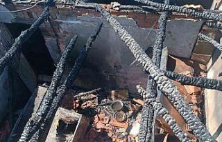 Çıkan yangında 2 katlı ev kül oldu, tütünler...