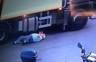 Çöp kamyonunun üzerinden geçip sürüklediği...
