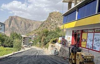 Çukurca’da yol asfaltlama çalışması