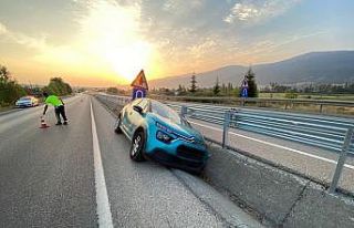 D-100’de otomobil su kanalına düştü: 5 yaralı