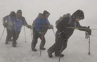 Dağcılar sis ve fırtınada Ağrı Dağı’na tırmandı